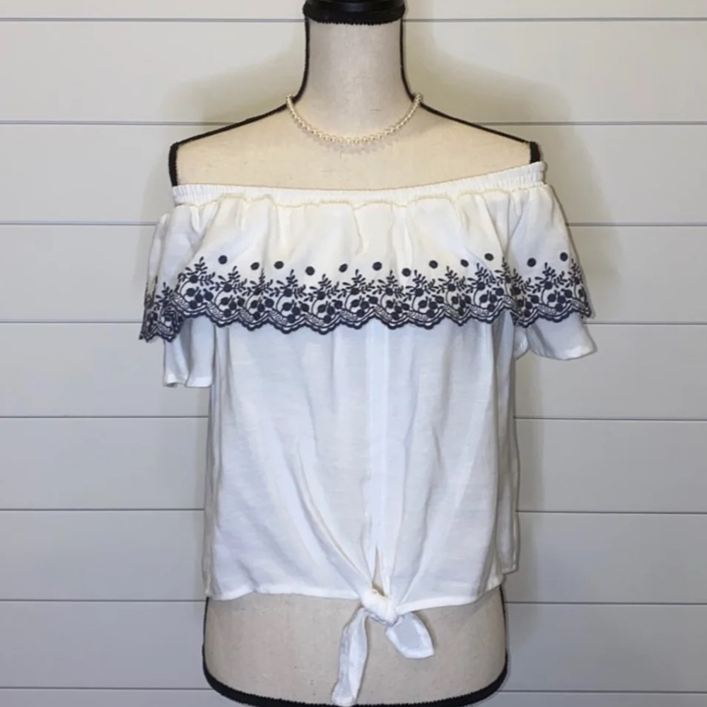 Lulu’s || Black Swan Catia Off-the-Shoulder Top